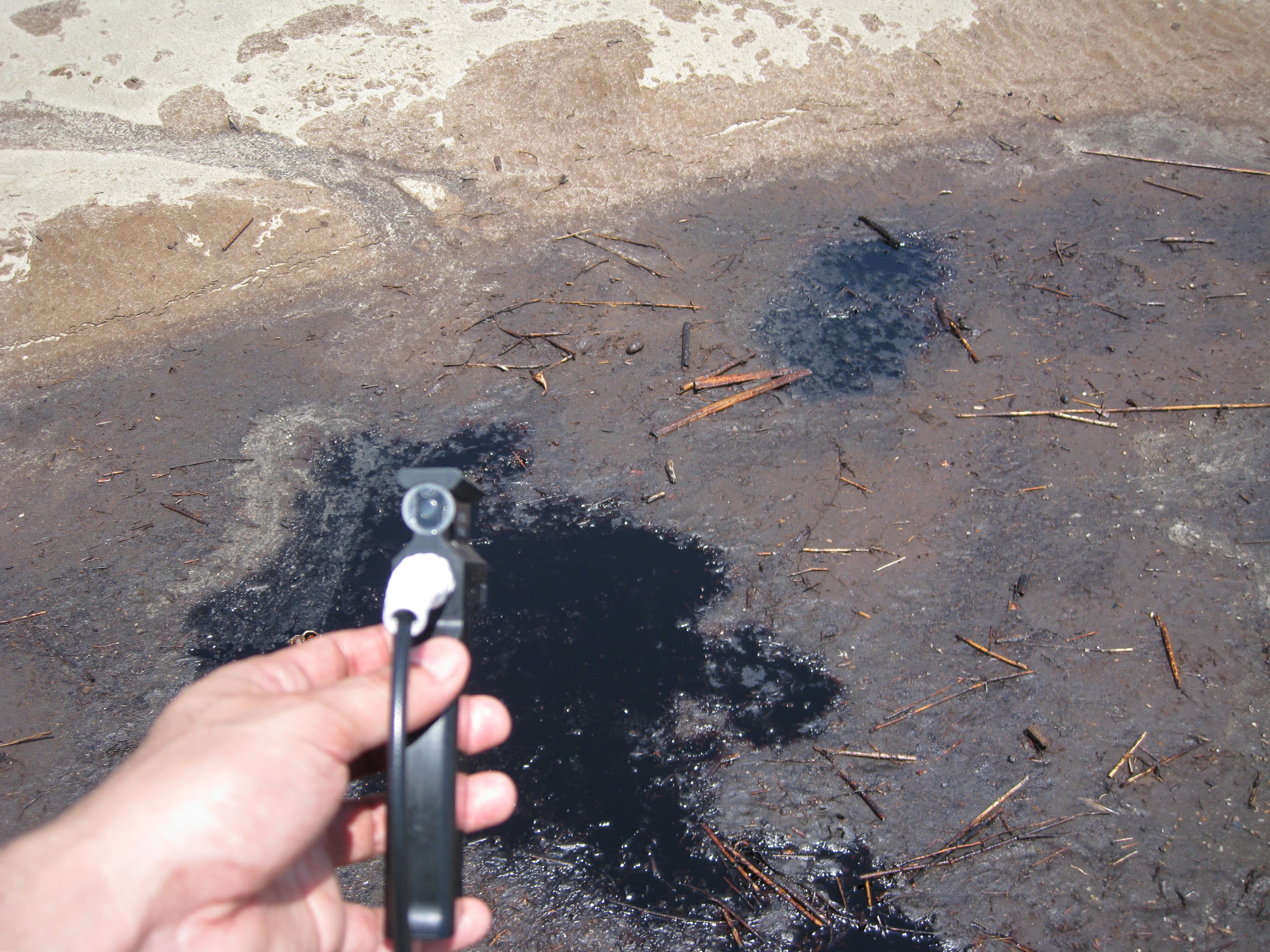 Oil BlackPoolonBeach DWO-06b sample photograph, USGS Spectral Library Version 7