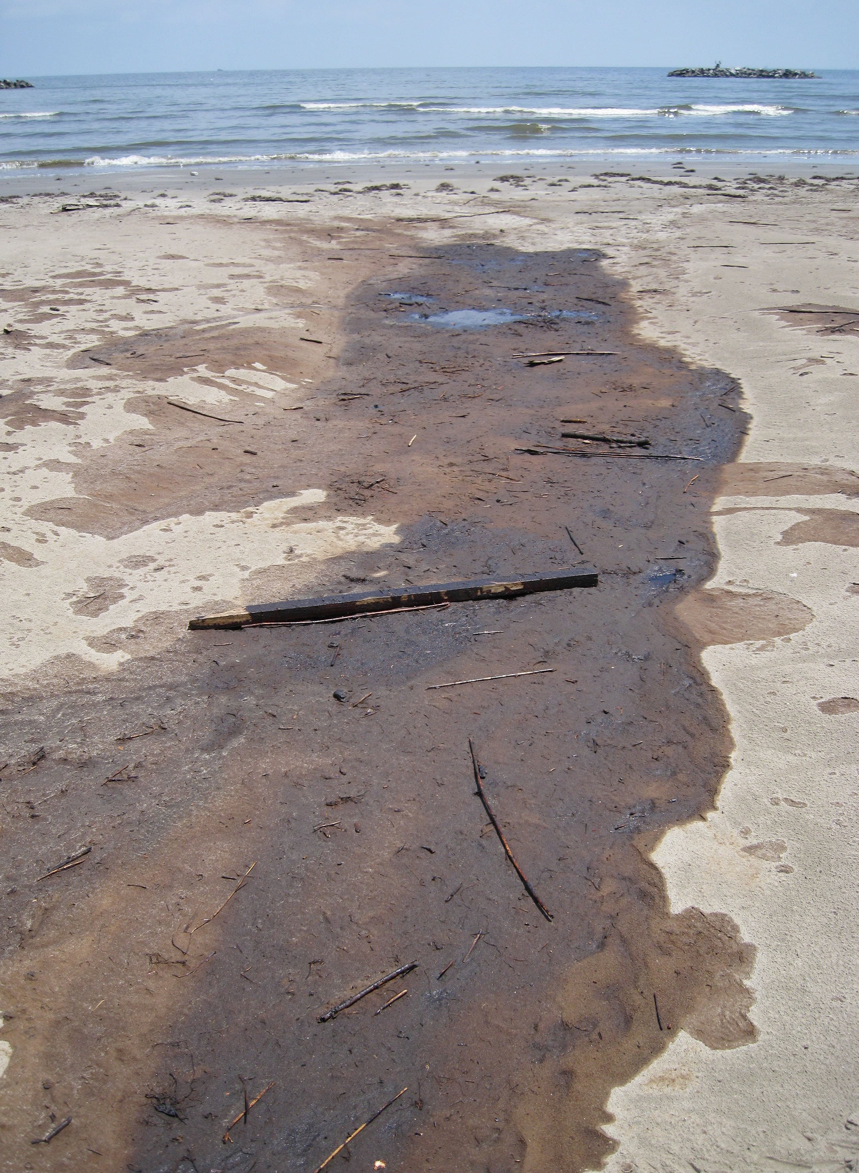 Oiled sand dark GrndIsle sample photograph, USGS Spectral Library Version 7