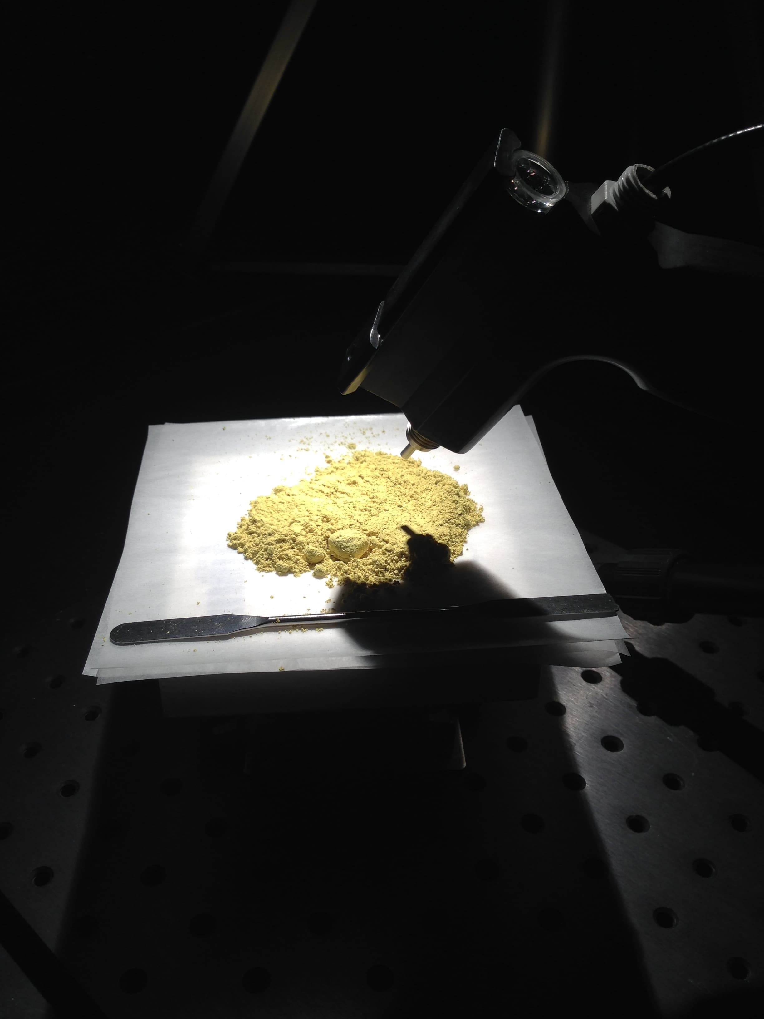 Quercetin SA-Q4951 sample photograph, USGS Spectral Library Version 7